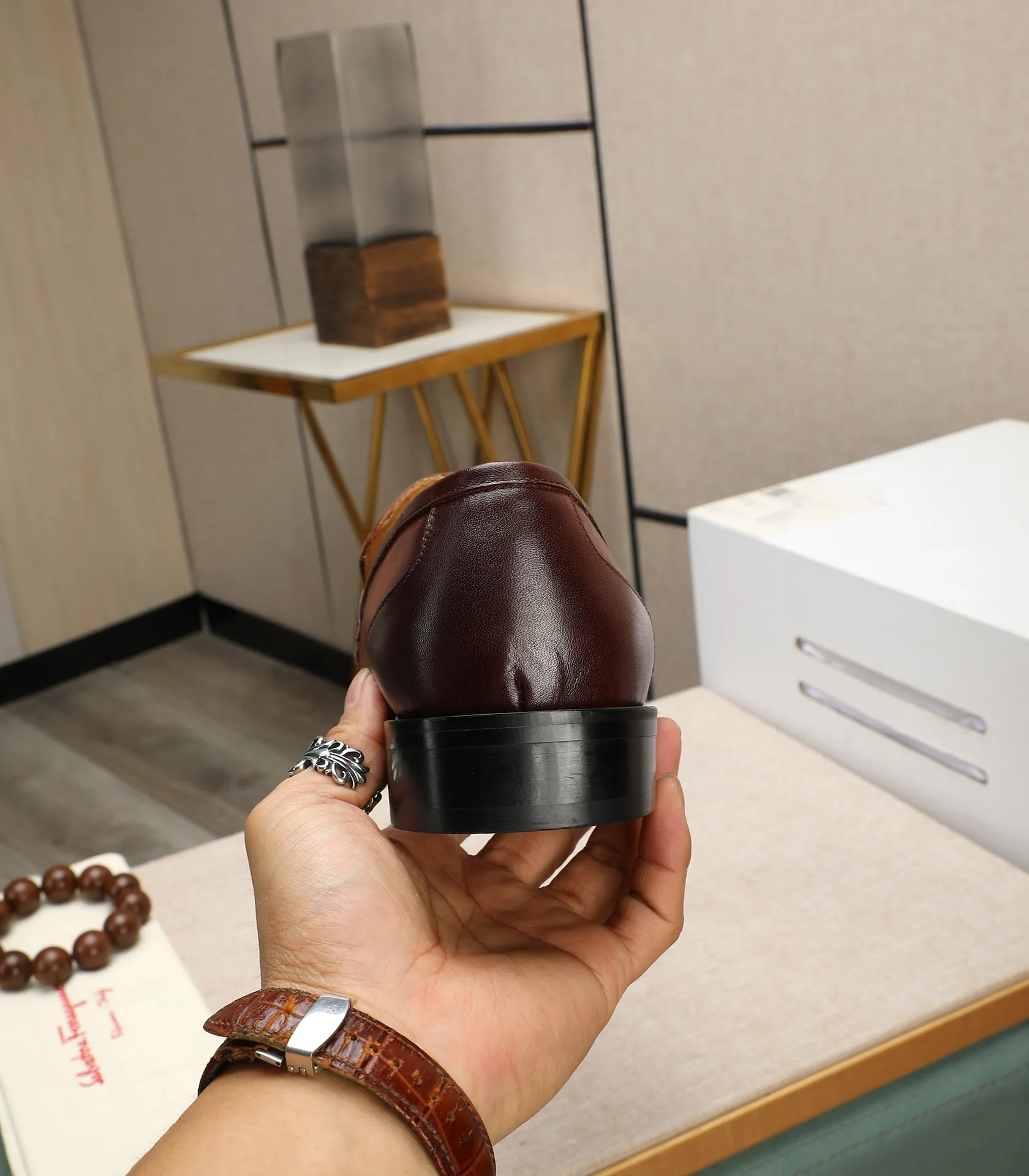 Men's shoes 💰540📛📛(water-dyed cowhide) Salvatore Ferragamo high-end (Salvatore Ferragamo) is the world's top luxury footwear brand. It comes from the fashion kingdom of Italy and is famous all over the world for its traditional handmade design and novel styles...🚶🏻🚶🏻New suit shoes are available simultaneously at the counter. This model is purely handmade. The fabric is imported from Italy's original first-layer cowhide. Soft water-dyed cowhide lining. Original authentic outsole🌀🌀Size: 38➖44 (45 customized)